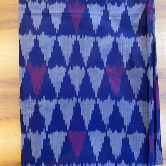 Large Silk Batik Scarf in excellent condition - Picture 10 of 14